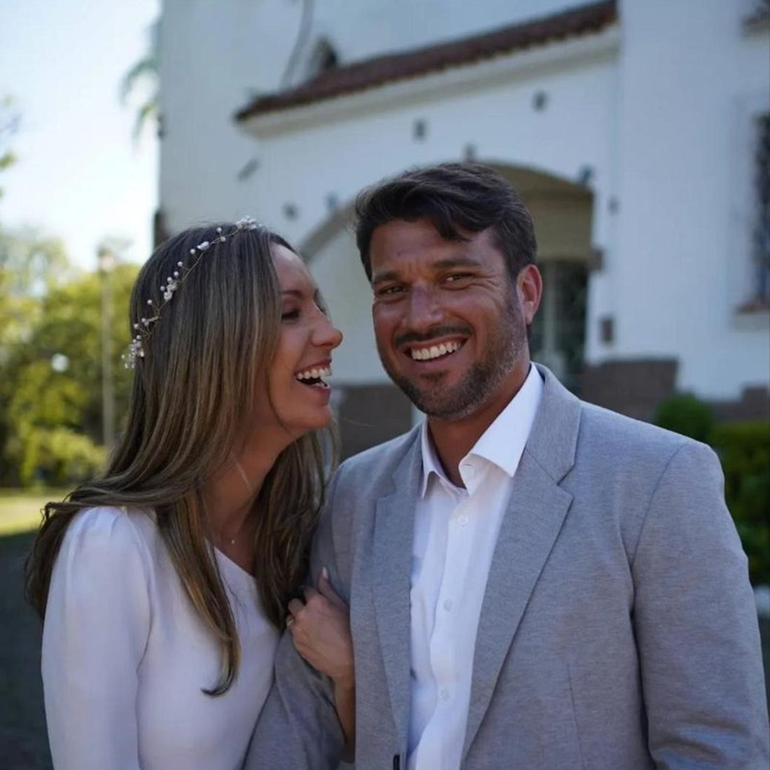 Roberto e Jéssica rindo na saída do cartório