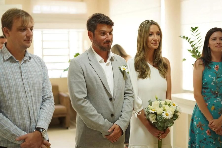 Roberto e Jéssica com as testemunhas no civil
